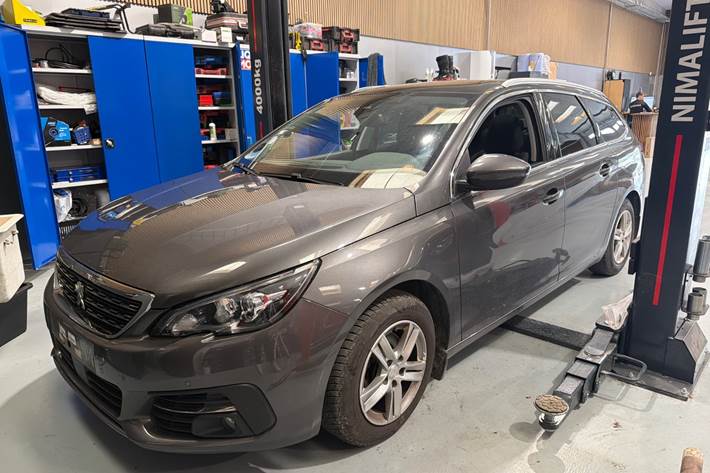Grå Peugeot 308 fra 2019