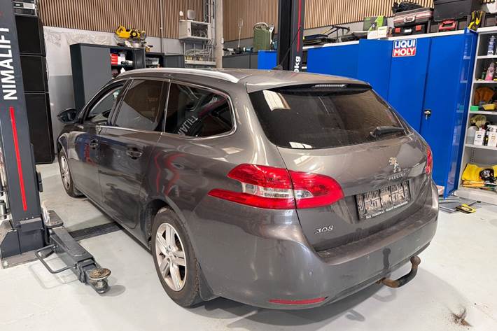 Grå Peugeot 308 fra 2019