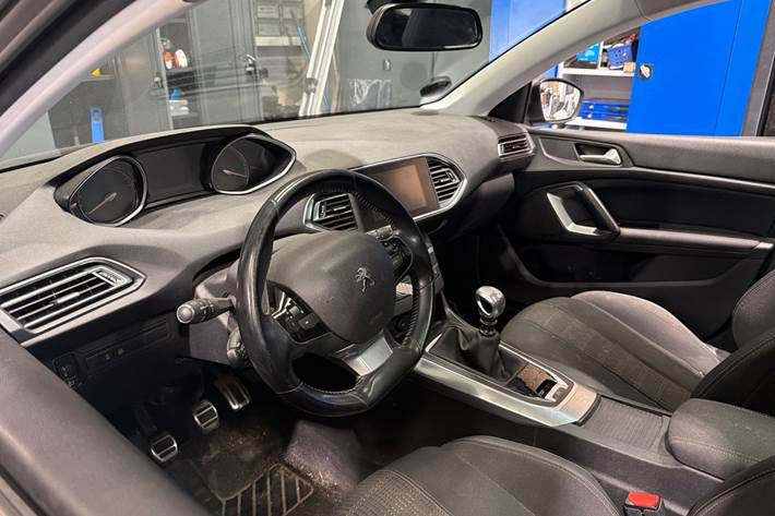 Grå Peugeot 308 fra 2019
