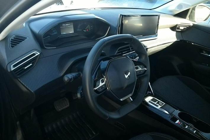 Grå Peugeot e-208 fra 2025