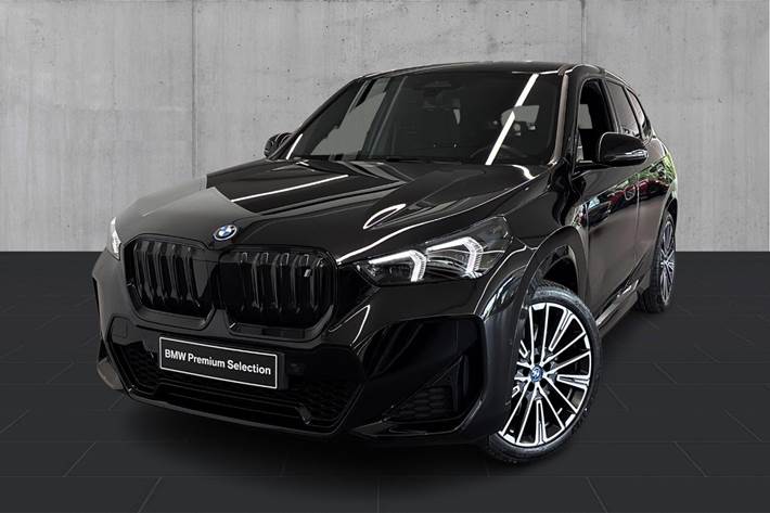 Sort BMW iX1 fra 2023 set udefra