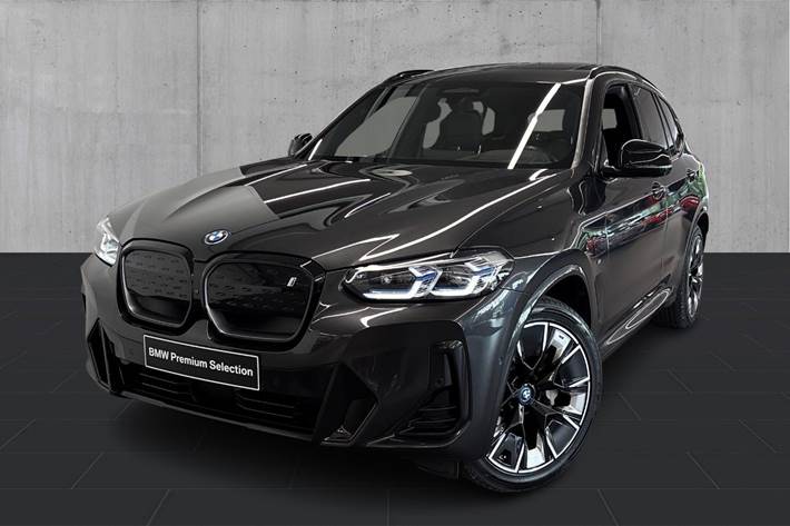 Grå BMW iX3 fra 2023 set udefra