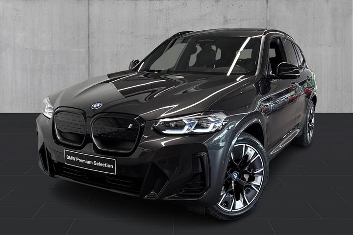 Grå BMW iX3 fra 2023 set udefra