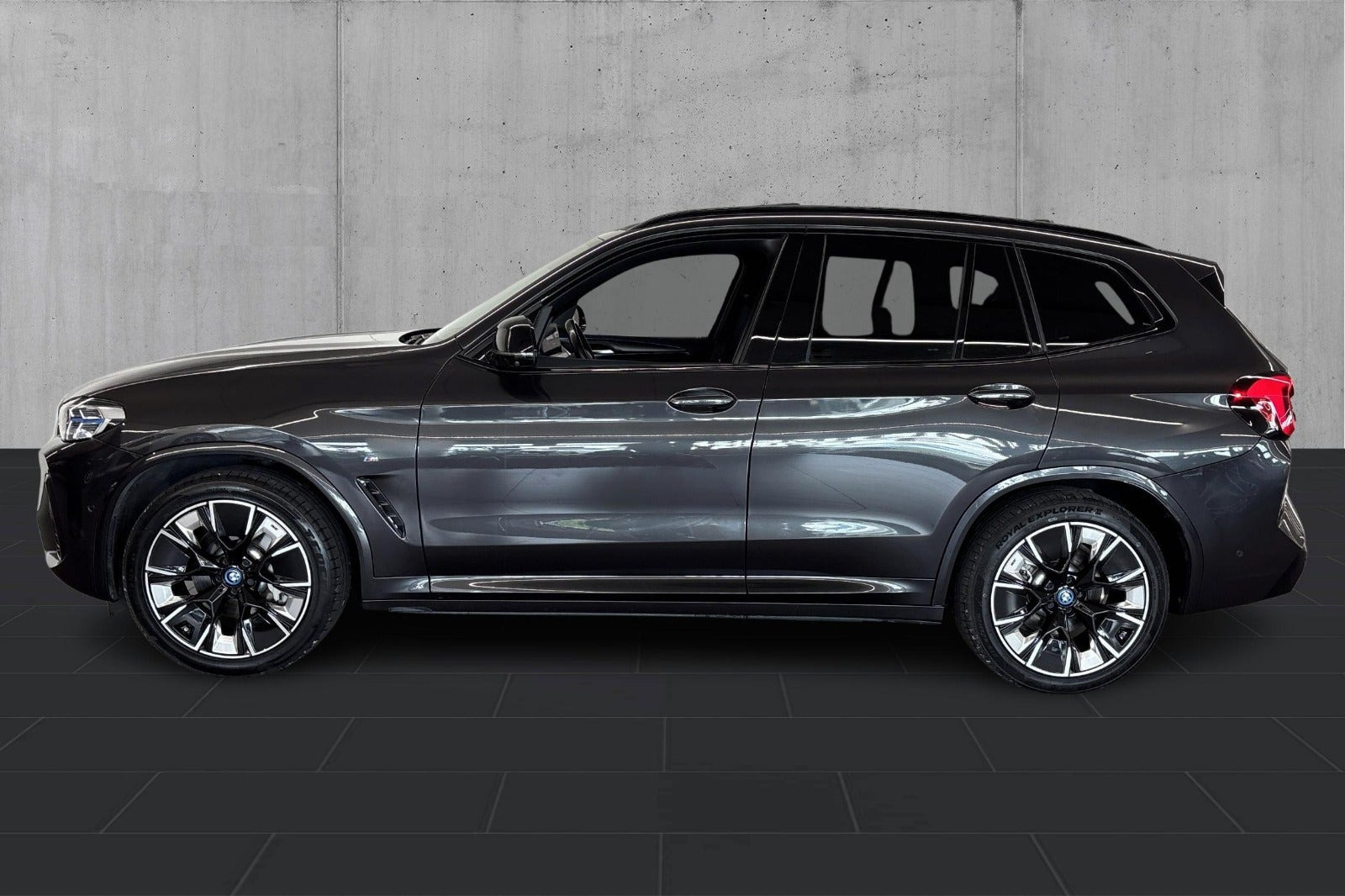Grå BMW iX3 fra 2023