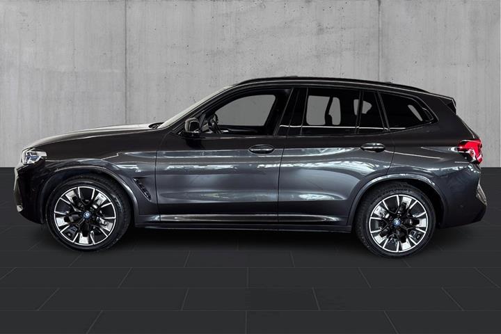 Grå BMW iX3 fra 2023