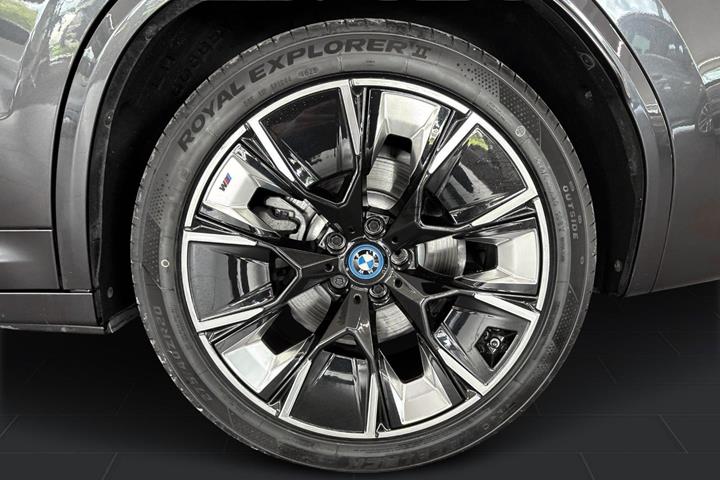 Grå BMW iX3 fra 2023