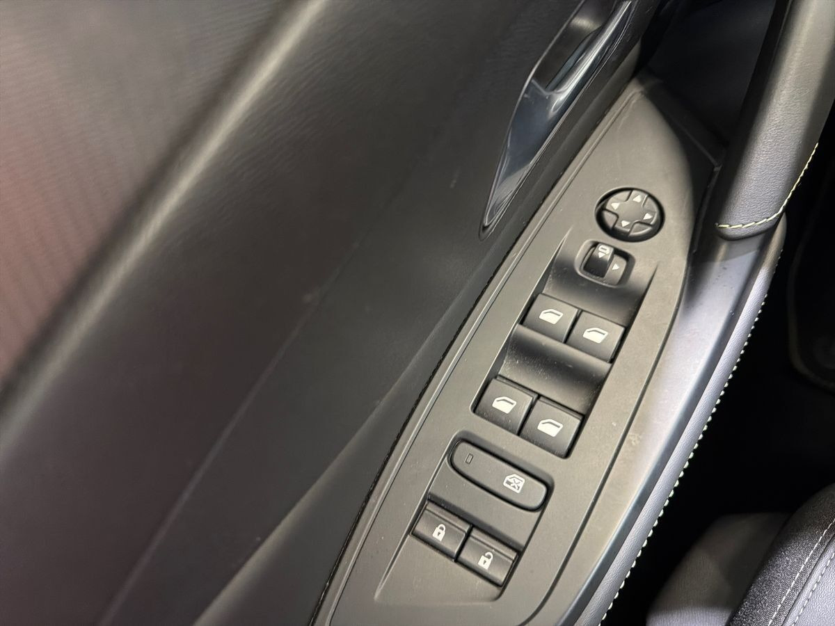 Grøn Peugeot E-308 fra 2023