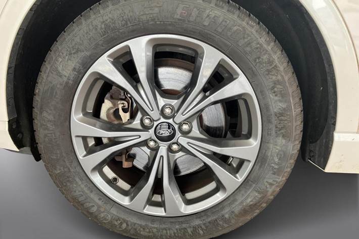 Hvid Ford Kuga fra 2021