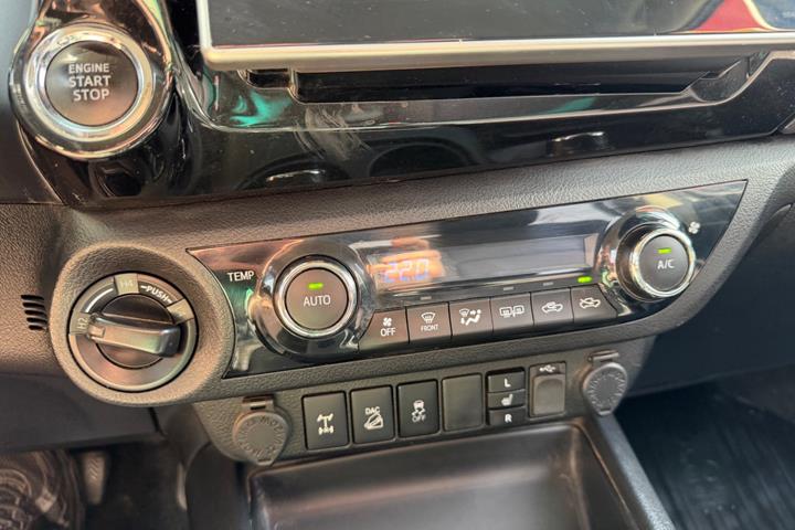 Grå Toyota HiLux fra 2019