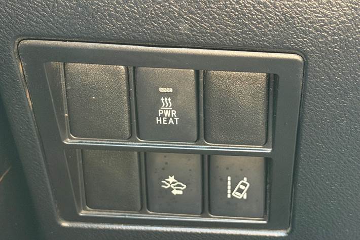 Grå Toyota HiLux fra 2019