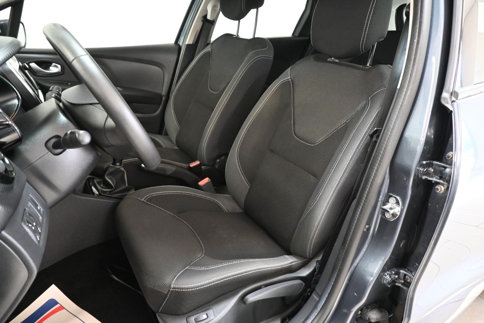 Grå Renault Clio IV fra 2017