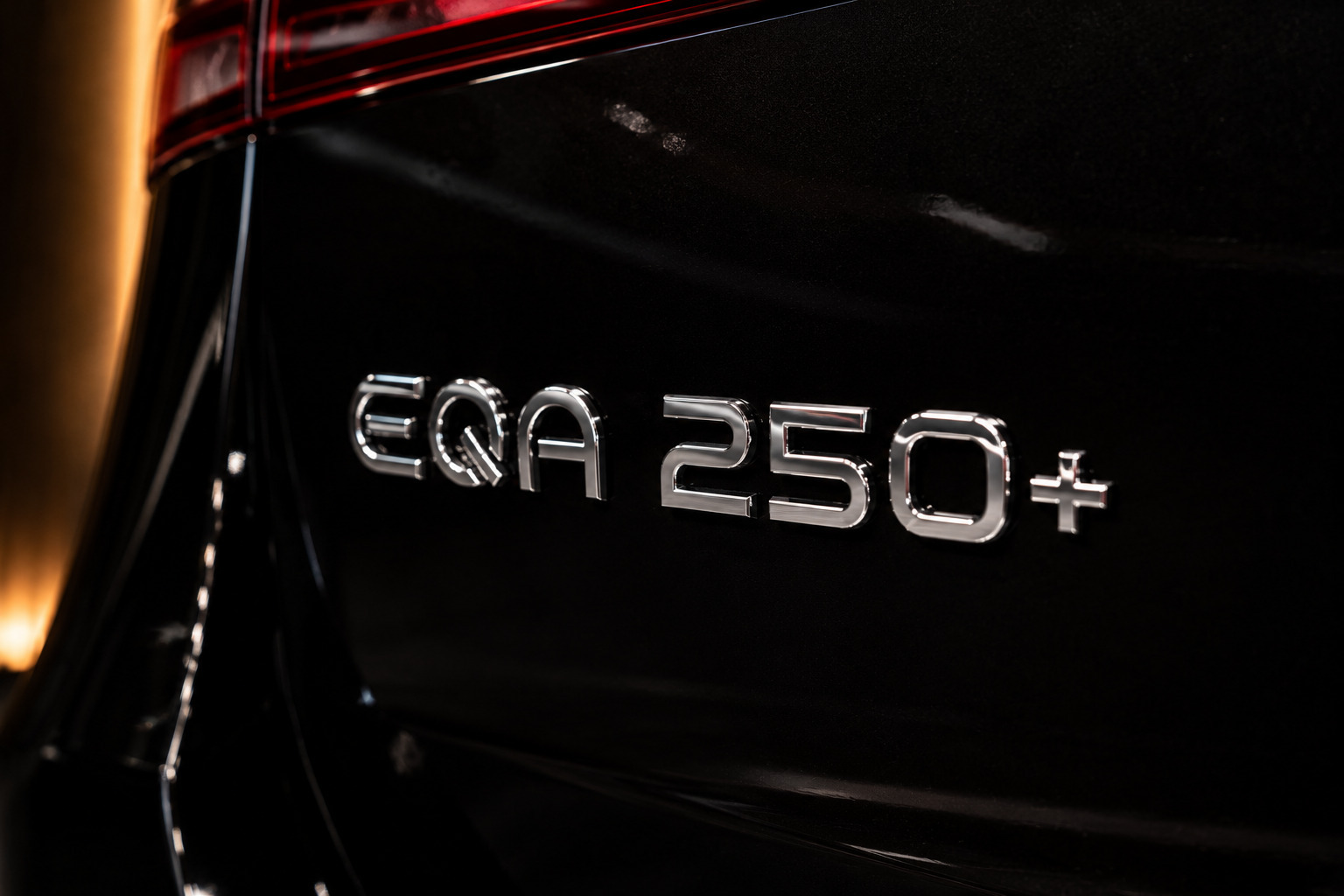 Sort Mercedes EQA250+ fra 2024