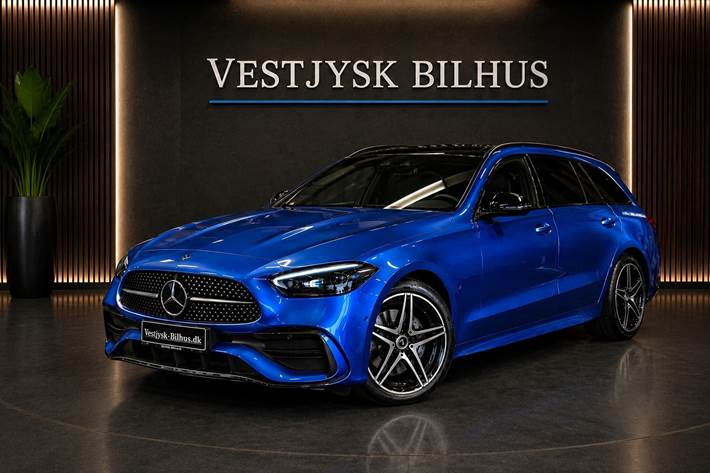 Blå Mercedes C300 e fra 2023 set udefra