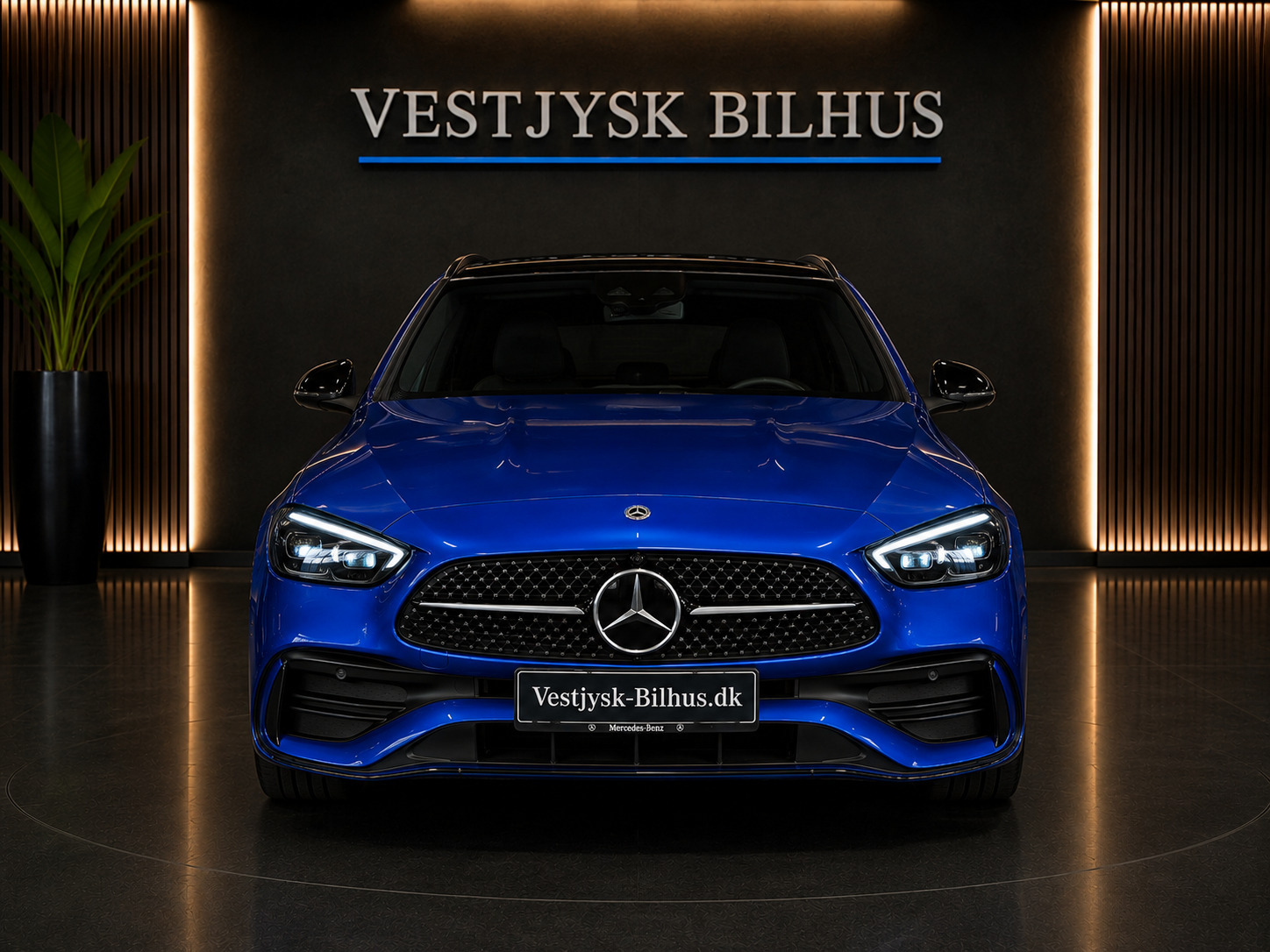 Blå Mercedes C300 e fra 2023
