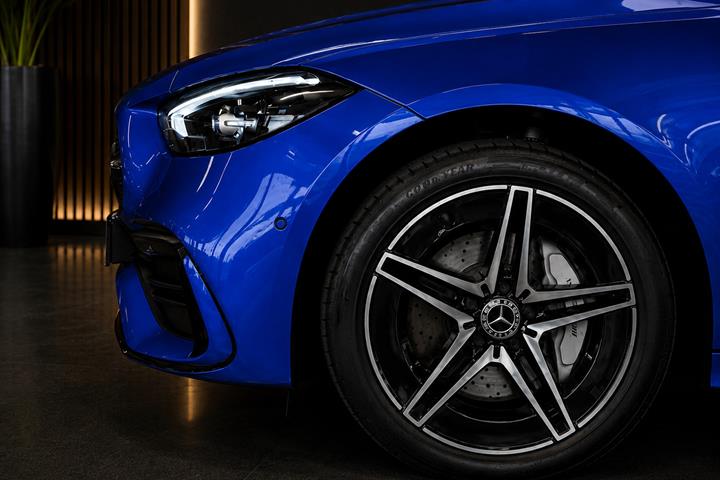 Blå Mercedes C300 e fra 2023