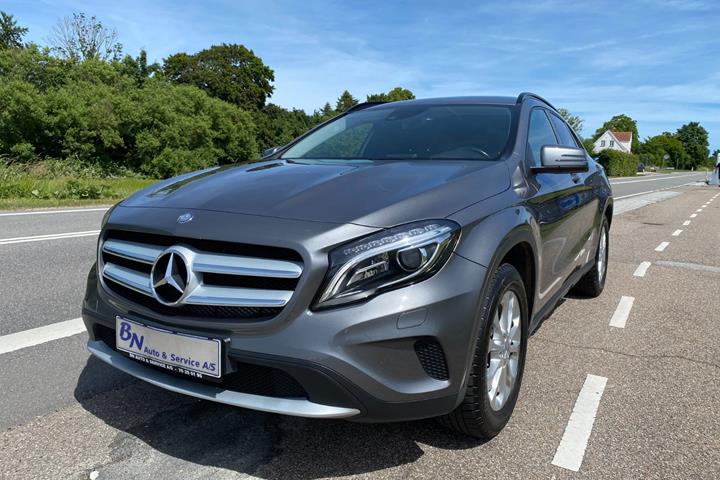 Grå Mercedes GLA250 fra 2015 set udefra