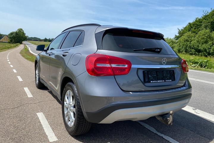 Grå Mercedes GLA250 fra 2015