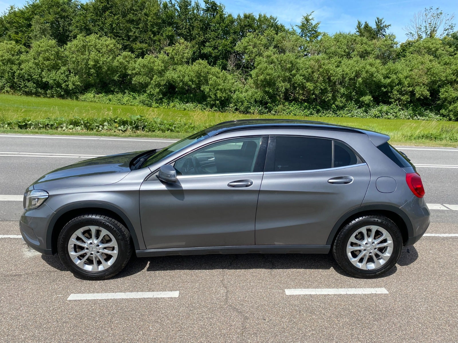 Grå Mercedes GLA250 fra 2015