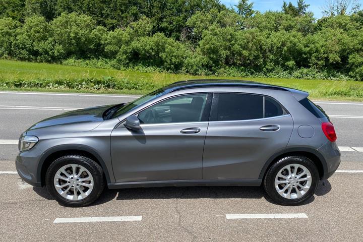 Grå Mercedes GLA250 fra 2015