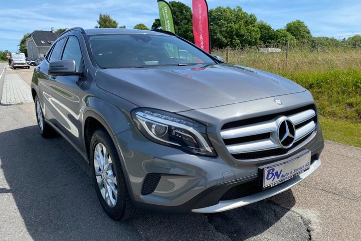 Grå Mercedes GLA250 fra 2015