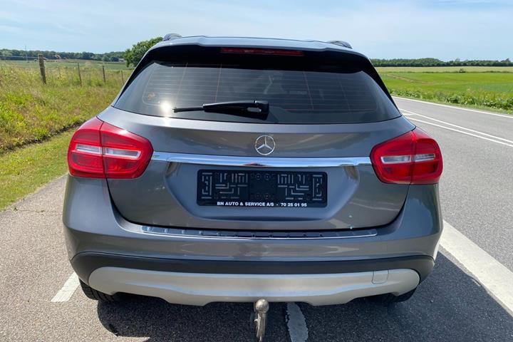 Grå Mercedes GLA250 fra 2015