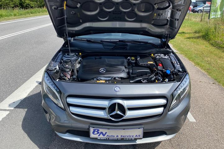 Grå Mercedes GLA250 fra 2015