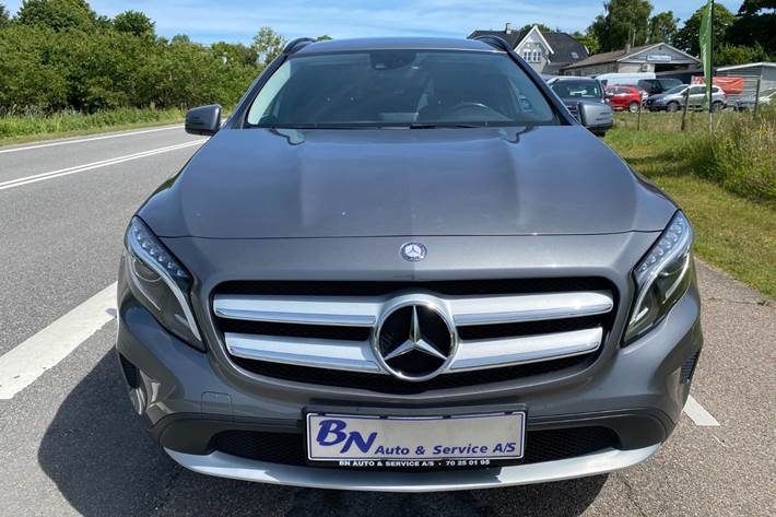 Grå Mercedes GLA250 fra 2015