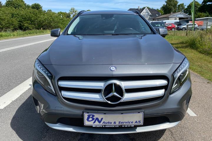 Grå Mercedes GLA250 fra 2015