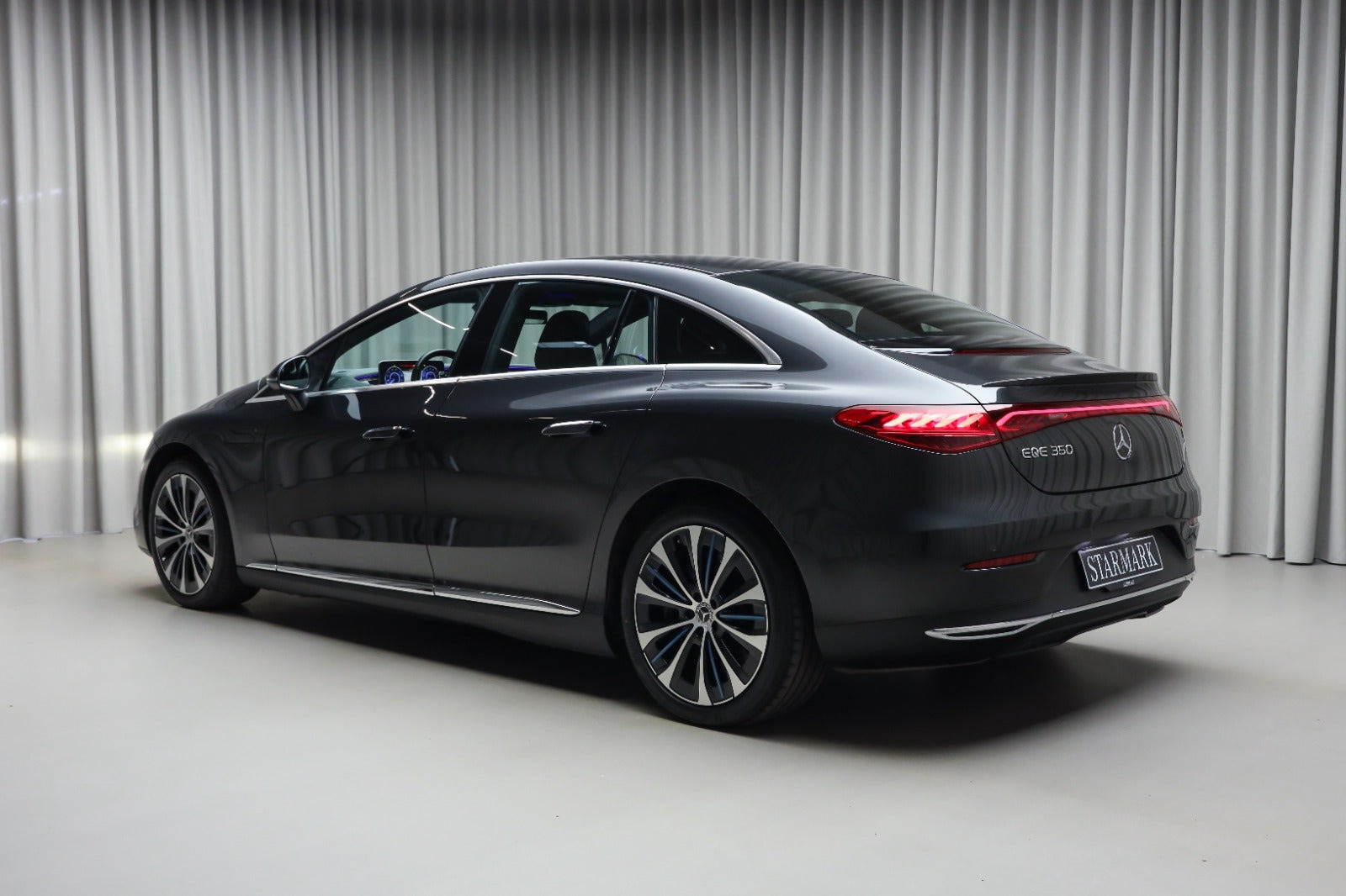 Grå Mercedes EQE350 fra 2024