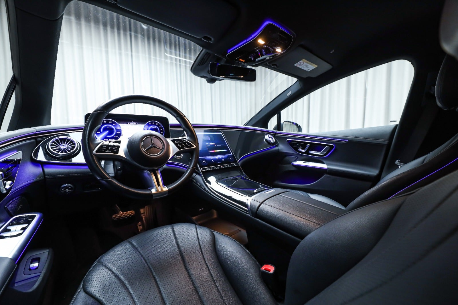 Grå Mercedes EQE350 fra 2024