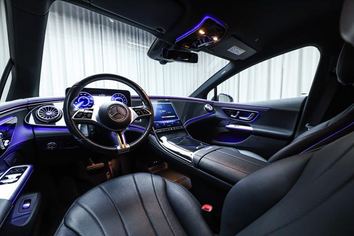 Grå Mercedes EQE350 fra 2024