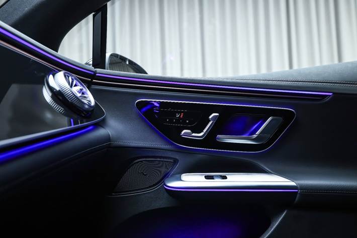 Grå Mercedes EQE350 fra 2024