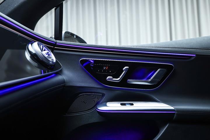 Grå Mercedes EQE350 fra 2024