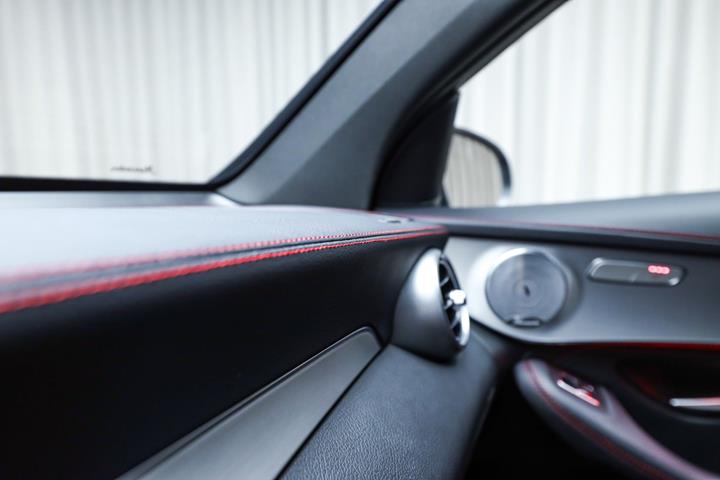 Grå Mercedes GLC43 fra 2021