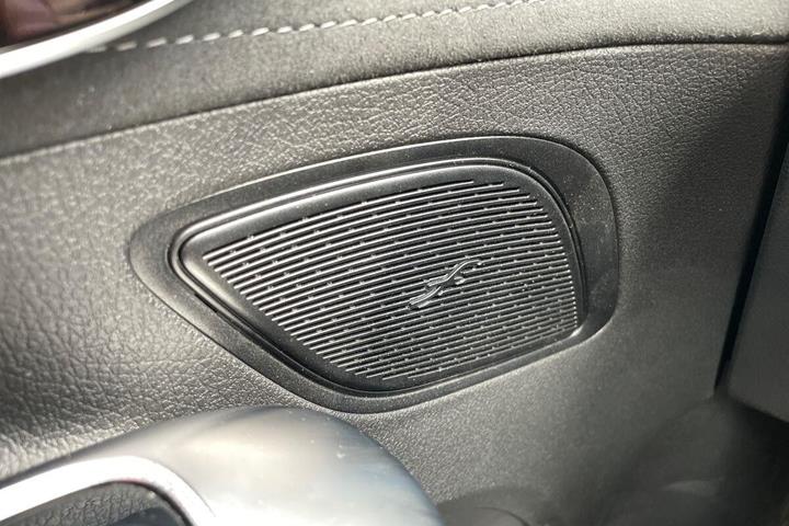 Sølv Mercedes EQE350 fra 2024