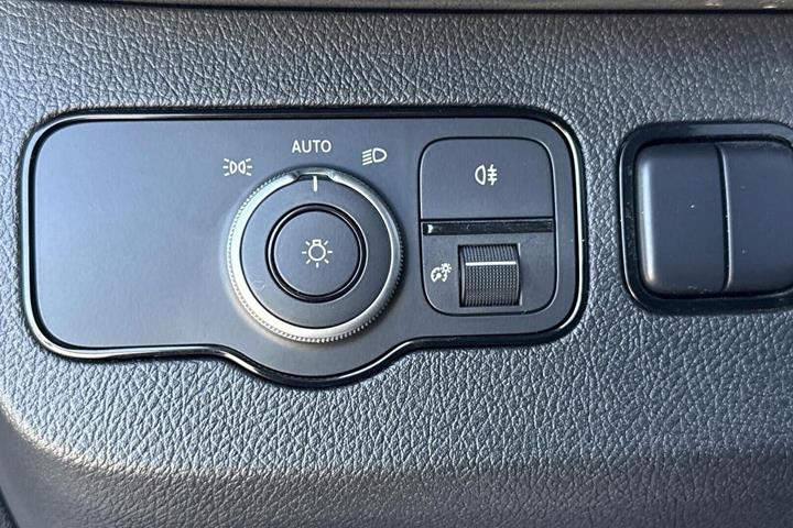 Hvid Mercedes Sprinter 215 fra 2023