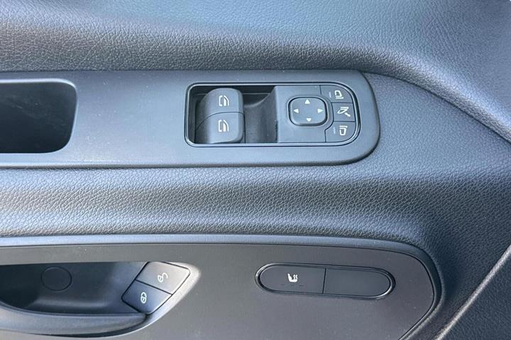 Hvid Mercedes Sprinter 215 fra 2023