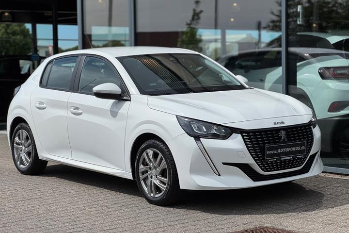 Hvid Peugeot 208 fra 2020 set udefra