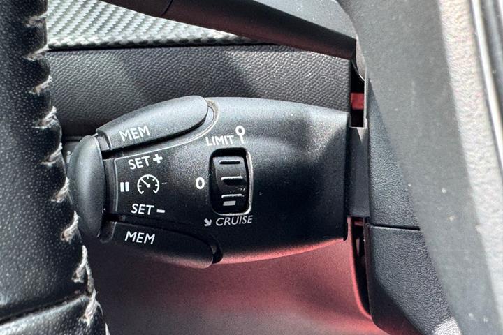 Hvid Peugeot 208 fra 2020