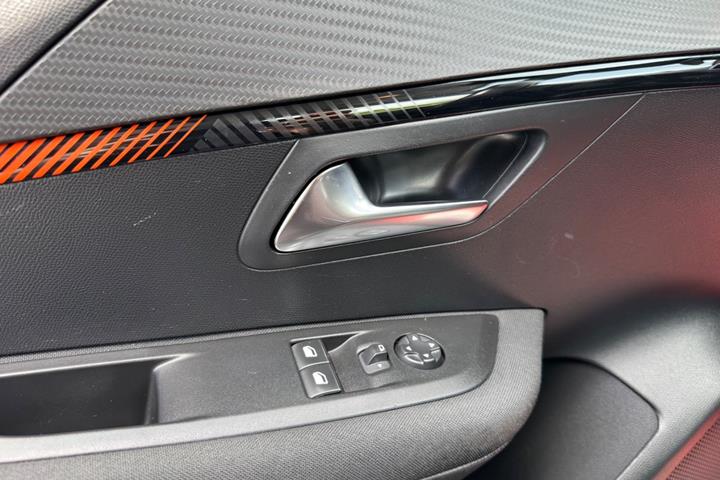 Hvid Peugeot 208 fra 2020