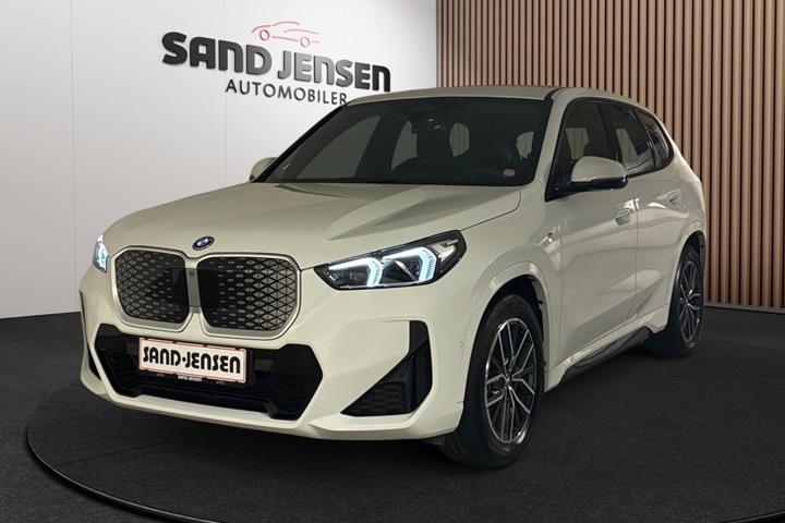Hvid BMW iX1 fra 2024 set udefra