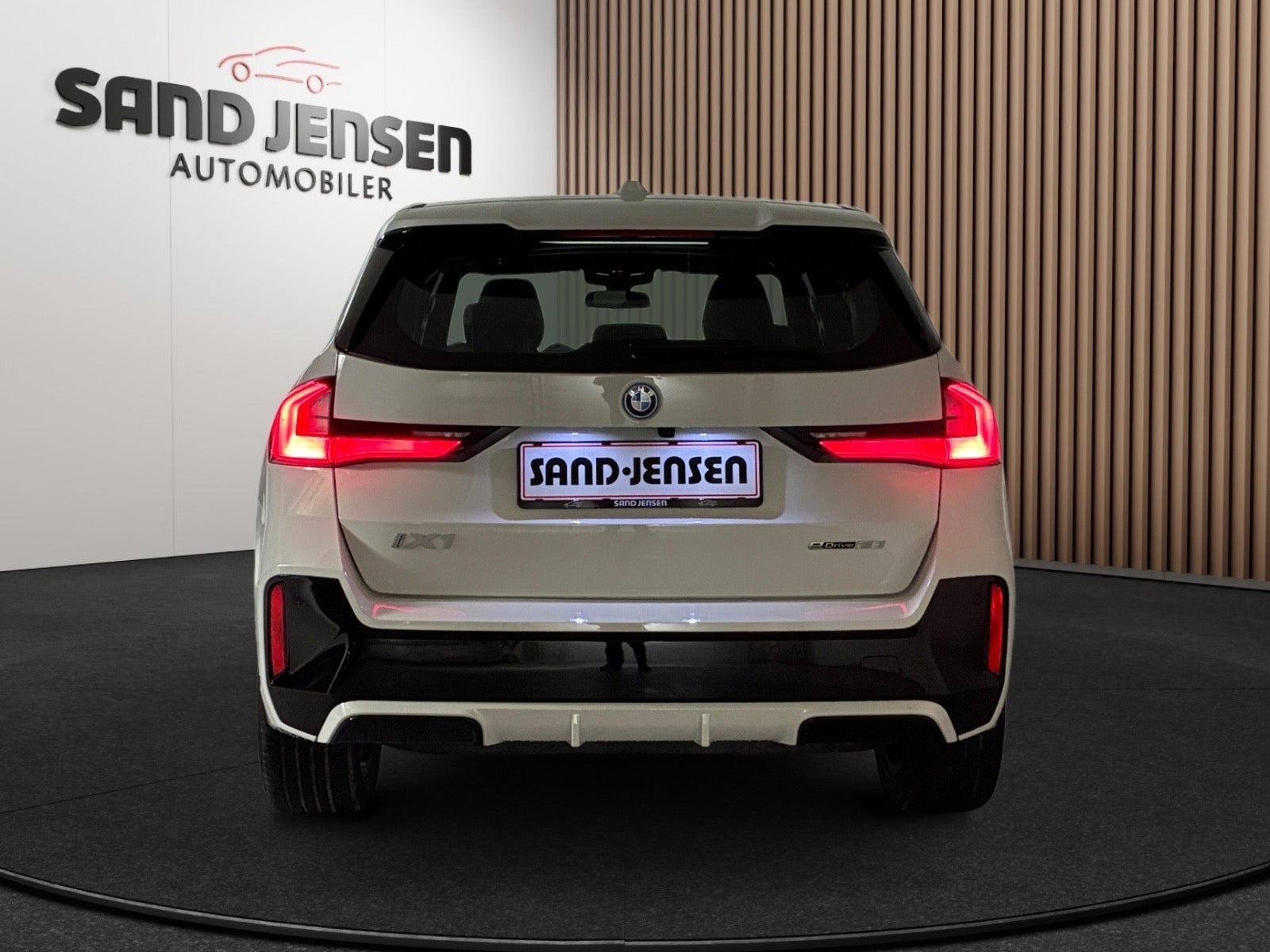 Hvid BMW iX1 fra 2024