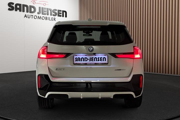 Hvid BMW iX1 fra 2024