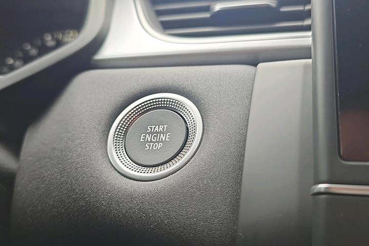 Grå Renault Captur fra 2020