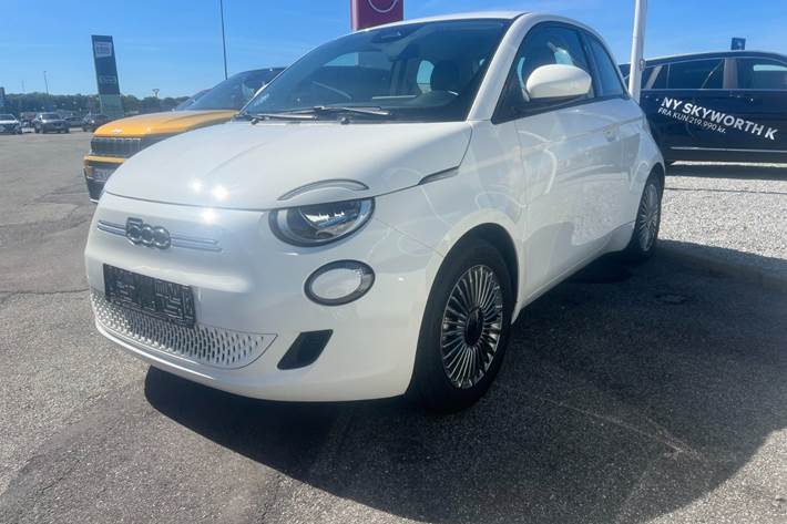 Hvid Fiat 500e fra 2023