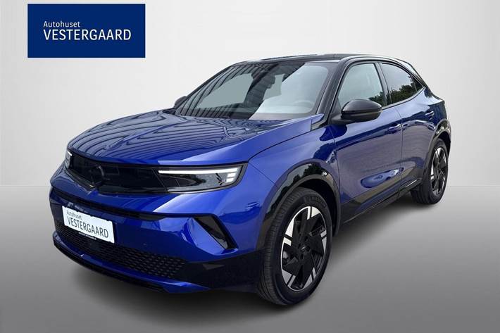 Blå Opel Mokka-e fra 2025 set udefra