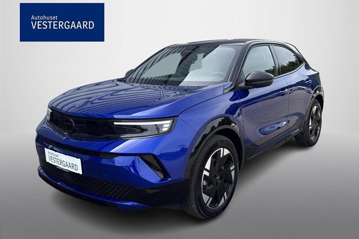 Blå Opel Mokka-e fra 2025 set udefra