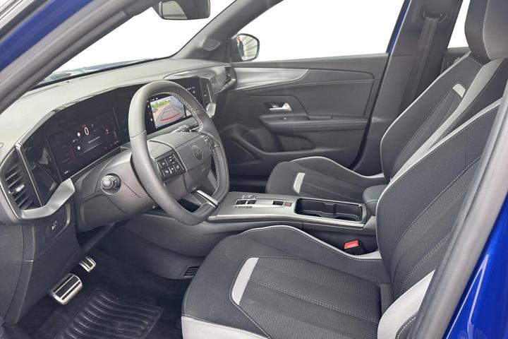 Blå Opel Mokka-e fra 2025
