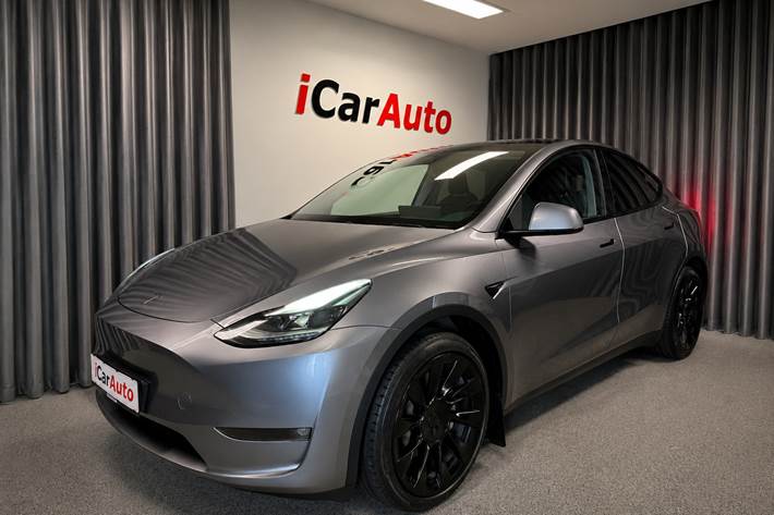 Grå Tesla Model Y fra 2023