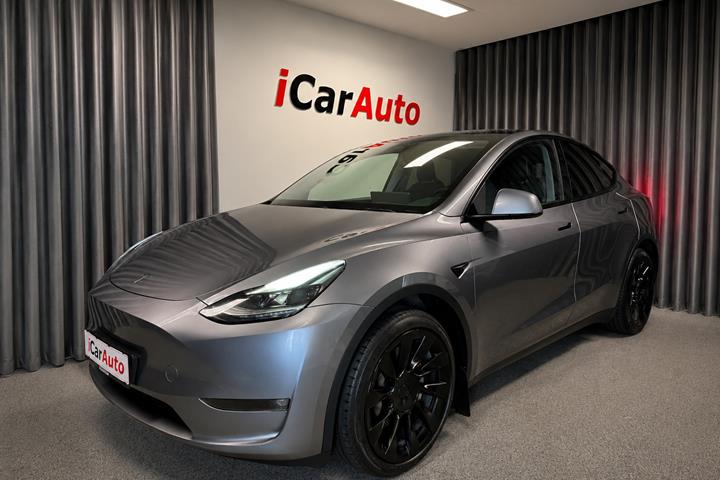 Grå Tesla Model Y fra 2023 set udefra